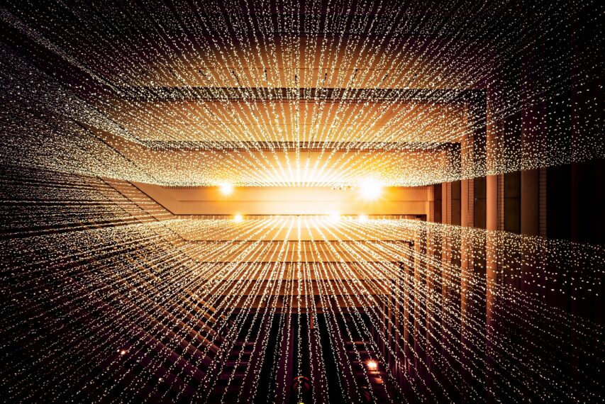 “Sensores industriais enviando dados em tempo real para uma plataforma IoT.